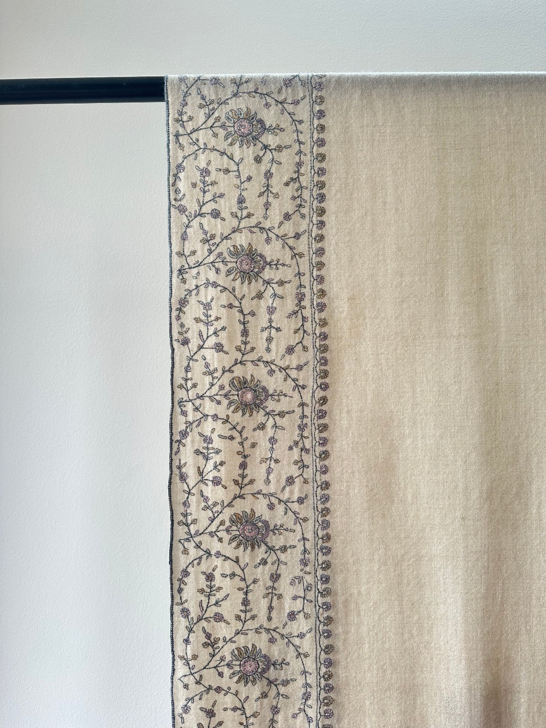 White Sozni Pashmina Shawl ArtAsiaHandicrafts