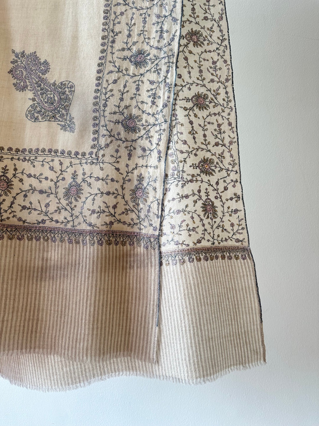 White Sozni Pashmina Shawl ArtAsiaHandicrafts